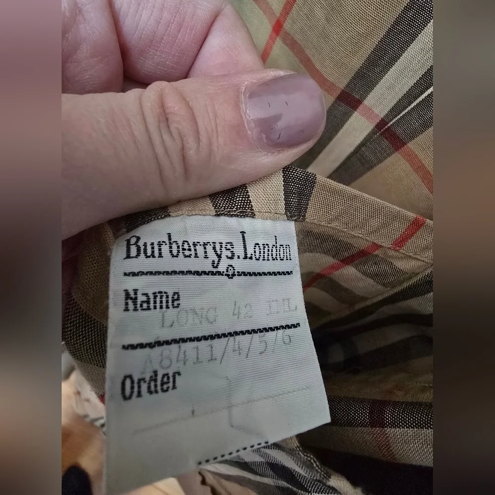 Burberry Beige Trench Coat with Classic Check Lining - Picture 11 of 17